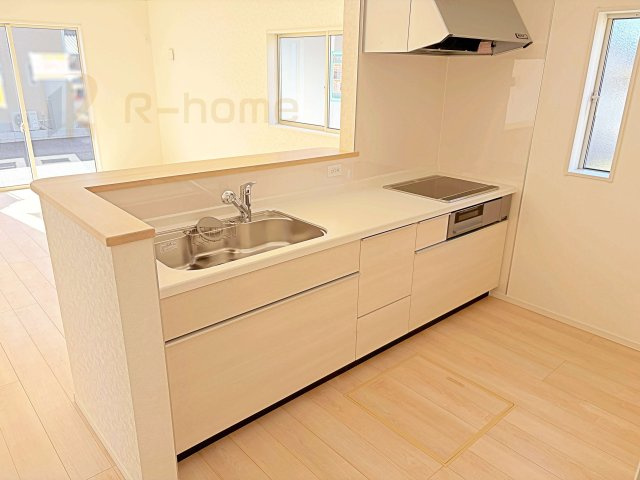 つくば市台町第3　新築戸建て　2号棟のキッチン|ＩＨクッキングヒーターで空気もクリーン、お掃除もラクラク♪キッチン周りが清潔に保てます。