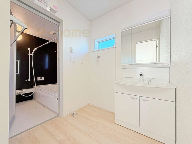 つくば市台町第3　新築戸建て　2号棟の洗面所|清潔感溢れる洗面台は嬉しい三面鏡付き。洗剤や歯ブラシなどもすっきり収納できます♪