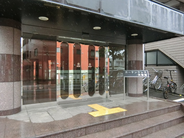 ガーデンクレス弐番館のエントランス