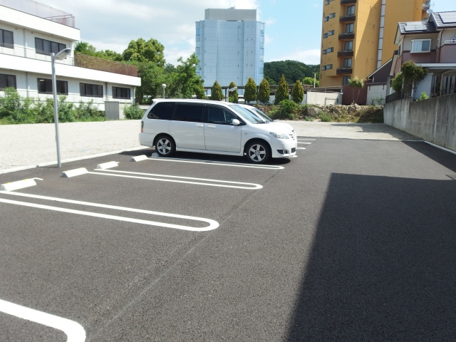 ブルーム三田田の駐車場