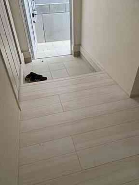 双葉ヶ丘一丁目貸家の玄関