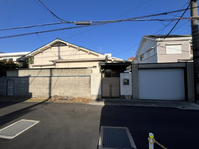 貝塚市森　古家付き土地の前面道路含む現地写真|間口広々約14.56ｍ、解体更地渡しの建築条件なし土地です。
お好きなハウスメーカー・工務店で建築可能です。