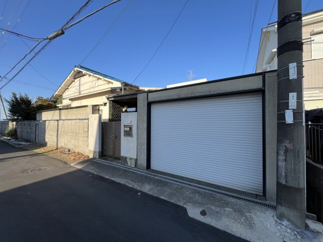 貝塚市森　古家付き土地の外観|間口広々約14.56ｍ、解体更地渡しの建築条件なし土地です。
お好きなハウスメーカー・工務店で建築可能です。