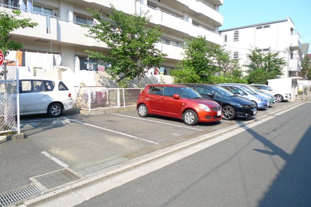 ＬＥＯ拾八番館の駐車場