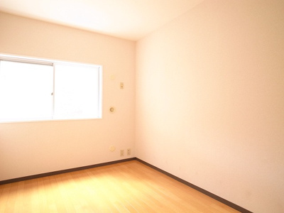 【寝室】 | エーデルハイツ | 広くて明るい寝室