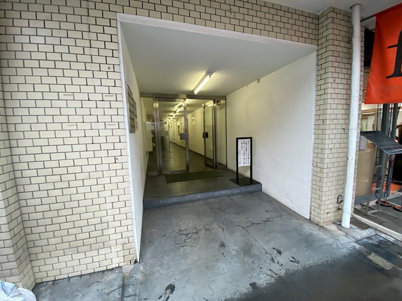 東信松涛マンションのエントランス