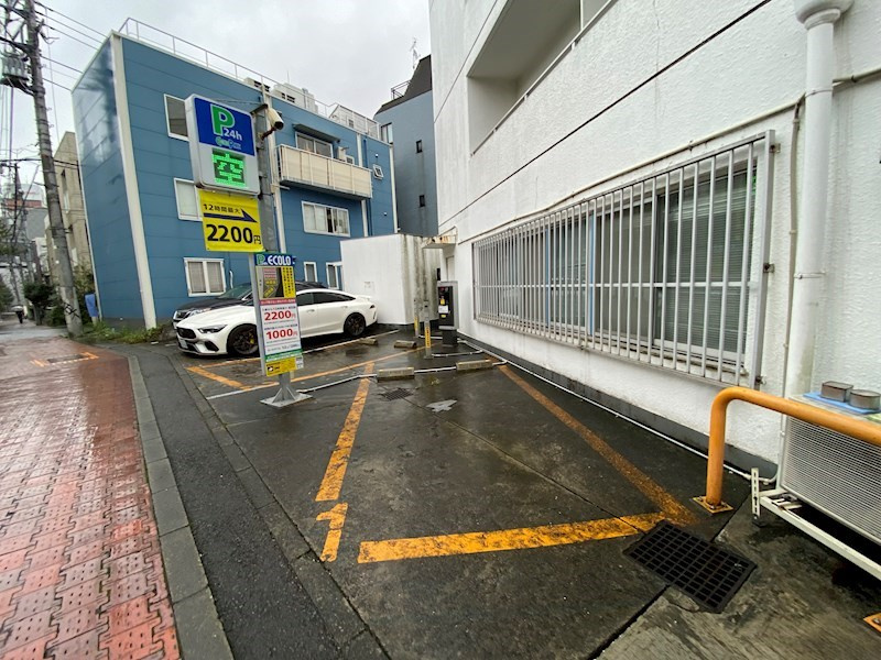 東信松涛マンションの駐車場