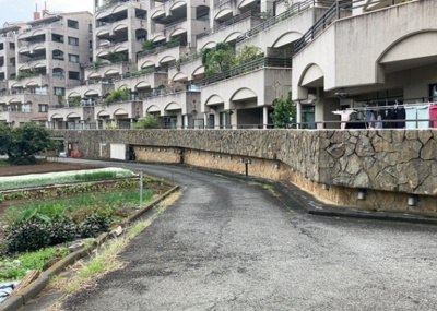 【庭】 | プリシード本厚木 | 物件によっては、入居者が個人的に使用できる専用庭がついているものもあります。また、住宅の中にある土間の部分を庭と呼ぶこともあります。庭の用途は住む人によって変わり、それによってデザインもさまざまです。