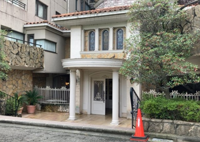 【エントランス】 | プリシード本厚木 | マンションのエントランスには、もともと風よけや防犯の役割がありますが、マンションによって宅配ボックスなどの設備が備わっている所もあります。日々の生活をイメージしながら生活しやすさをチェックしましょう。