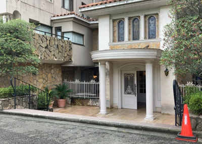 【ロビー】 | プリシード本厚木 | ラウンジは、マンションの共用スペースに椅子やテーブルなどを配置した利用者が寛げる空間です。屋内型ラウンジと屋外型ラウンジがあります。共用部分の管理状況と合わせて、詳細については現地でご確認ください。