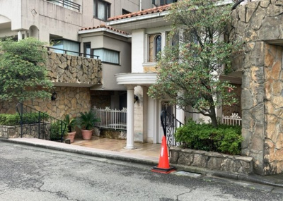 【受付】 | プリシード本厚木 | 受付はマンションコンシェルジュがいる場合もあれば、管理人が滞在する小部屋を総称して呼ぶことがあります。主にエントランスに設置されていることから、防犯面でも期待ができます。防犯設備がない場合はより安心！