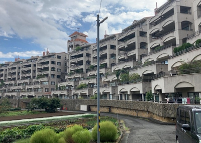 【外観】 | プリシード本厚木 | 隣家の土地はどうなっているのか、生活利便施設が近くにあるのか、学校まで近いかなど、お客様のライフスタイルにあわせたイメージが重要です。また、近くにあると困る施設が近くにないかも確認するといいでしょう。