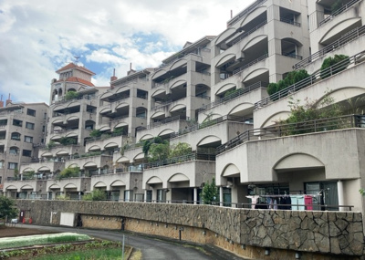 【外観】 | プリシード本厚木 | 道幅が広い場所は日当たりや風通が良好です。幅が広いのですれ違いも可能ですし大きな車でも駐車可能！一方で、大型車が通ることも多くなるため交通量の増加により騒音に繋がります。また土地の値段が高くなります。