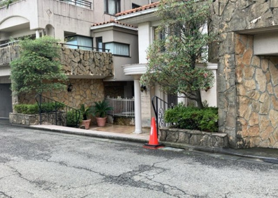 【玄関】 | プリシード本厚木 | 玄関は家の顔でもあり、家族以外の目にも止まる場所です。玄関は外との間を仕切る扉、靴などをしまっておく収納スペース、靴脱ぎのたたきスペース、来客とのやり取りをするドアホンなど複数のアイテムからなります。