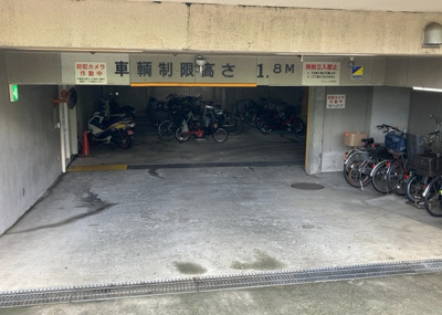 【駐車場】 | プリシード本厚木 | 車一台あたりに必要なスペースは、標準サイズの普通自動車で横幅2m50cm、長さ5mは必要になります。ただし、乗降のことも考慮して横幅3m30cm、長さ5m50cmほどは確保できるところを選びましょう。