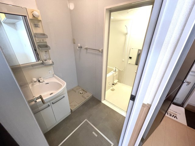 トレビナ中浦和の洗面所|独立洗面台、室内洗濯機置き場