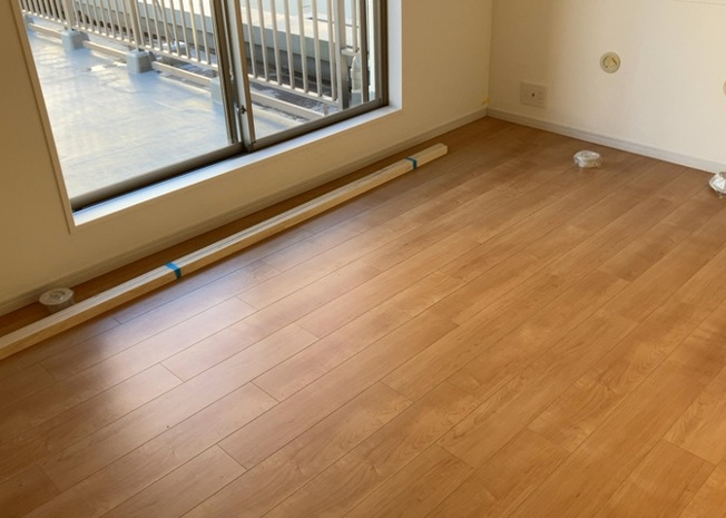 【洋室】 | 厚木第９ダイヤモンドマンション | 洋室のメリットは重い家具が置きやすく、身の回りが整理しやすいことです。 床がフローリングのため畳とは異なり凹みにくいです。 クローゼットなど収納が豊富で、普段使わない旅行カバンや服の整頓も簡単にです。