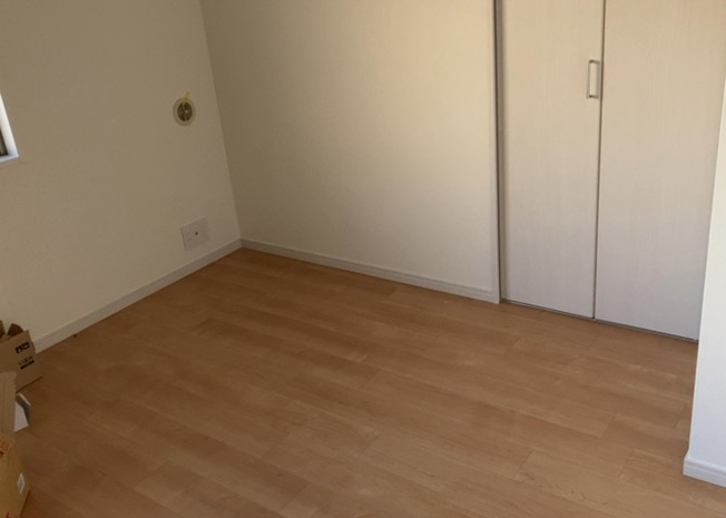 【寝室】 | 厚木第９ダイヤモンドマンション | 寝室でゆっくりと過ごすためにはベッド周りの適度な空間を担保することや窓の位置、照明の明るさ、寝室の広さなどを考える必要があります。自身や家族の構成とライフスタイルに併せて寝室にする部屋を選びましょう！