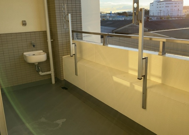 【バルコニー】 | 厚木第９ダイヤモンドマンション | バルコニーは、室外の専用スペースのうち、「屋根がなく開放された空間」であるものを指します。ベランダより広いタイプのものが多く、日当たりもよいため家庭菜園などを楽しみたい人にとって適した環境となります。