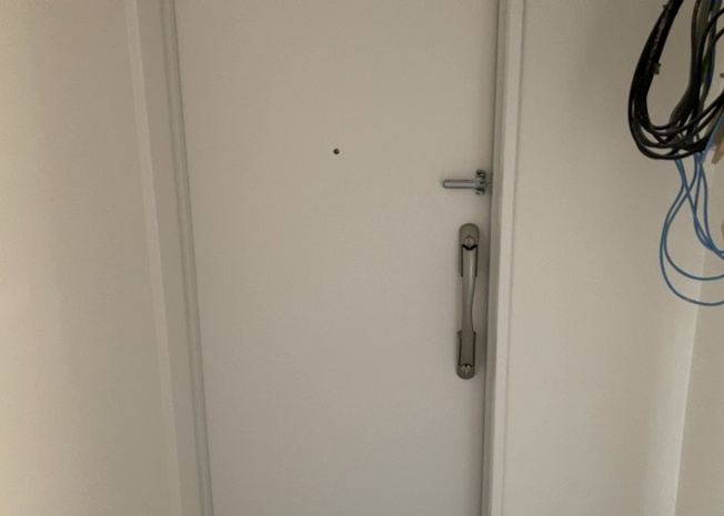【玄関】 | 厚木第９ダイヤモンドマンション | 玄関は家の顔でもあり、家族以外の目にも止まる場所です。玄関は外との間を仕切る扉、靴などをしまっておく収納スペース、靴脱ぎのたたきスペース、来客とのやり取りをするドアホンなど複数のアイテムからなります。