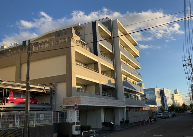 【現況写真】 | 厚木第９ダイヤモンドマンション | 外観はマンション管理がされているかの目安になります。築年数が古いと、壁面は劣化してひび割れが生じることも！建物が古びていても細かいところが修繕されていると、きちんと管理されているなぁと感じるでしょう。
