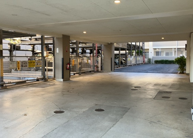 【駐車場】 | 厚木第９ダイヤモンドマンション | 車一台あたりに必要なスペースは、標準サイズの普通自動車で横幅2m50cm、長さ5mは必要になります。ただし、乗降のことも考慮して横幅3m30cm、長さ5m50cmほどは確保できるところを選びましょう。
