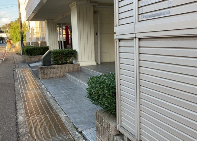【中庭】 | 厚木第９ダイヤモンドマンション | 中庭（パティオ）とは、一つの建築物の内部に設けられた、壁などで囲われている庭のことを指します。コの字型、ロの字型が主流ですが、L字型の中庭もあります。最近では、インテリア性の高さからも人気があります。