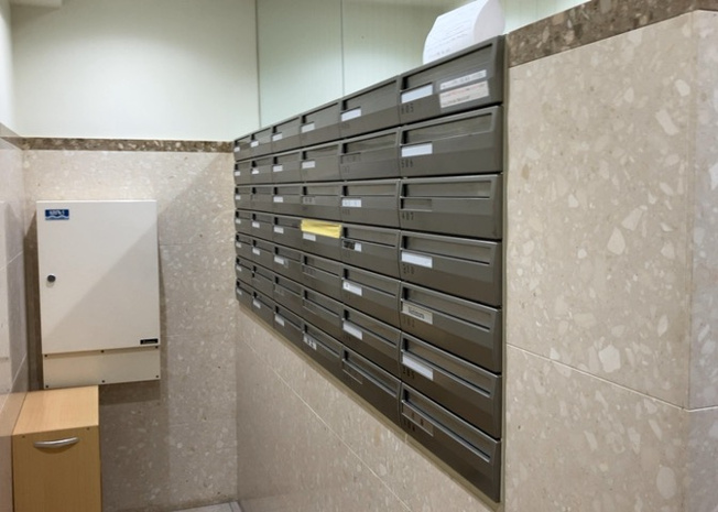 【設備】 | 厚木第９ダイヤモンドマンション | エントランス付近に設置されている集合ポストは、住んでいる部屋と離れているため、ポストをあさるなど誰かに何かされていても被害に気づきにくいです。入居する時には他人に特定されにくい番号で鍵をかけましょう！
