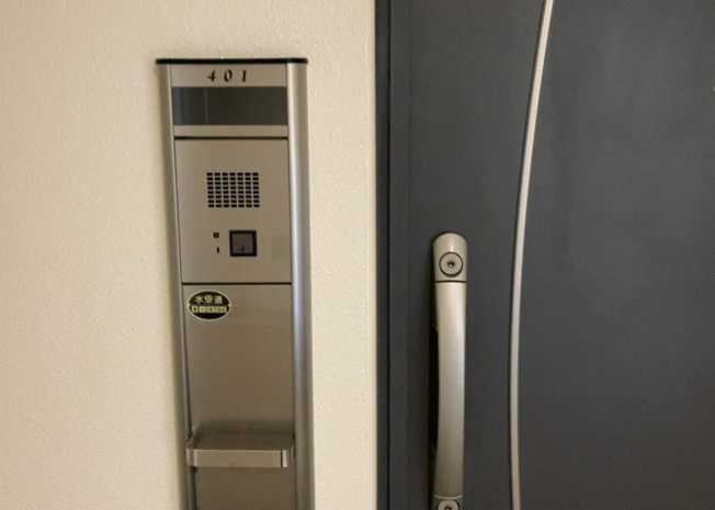 【防犯設備】 | 厚木第９ダイヤモンドマンション | 当然のことではありますが、オートロックやセンサーライト、ホームセキュリティーなどの防犯設備があれば、小さいお子様がいるご家庭も安心ですよね！まず物件購入の際は、防犯設備もチェックするようにしましょう。