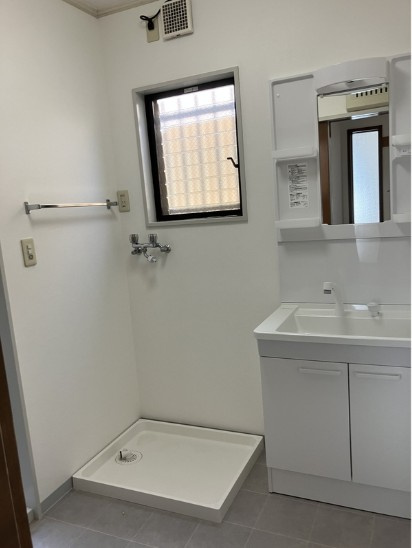 【洗面所】 | 成増赤塚5丁目戸建 | 毎日の身支度にも大活躍の独立洗面台