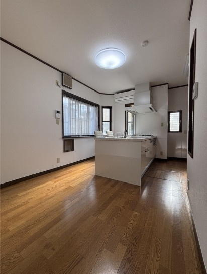 【居間・リビング】 | 成増赤塚5丁目戸建 | カウンターキッチンのある明るいリビングです