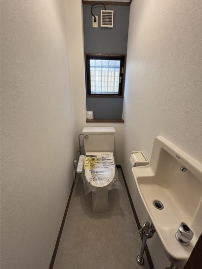 【トイレ】 | 成増赤塚5丁目戸建 | 温水洗浄便座付きのトイレです