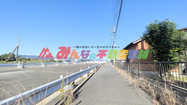 神埼市神埼町姉川の中古一戸建の前面道路含む現地写真
