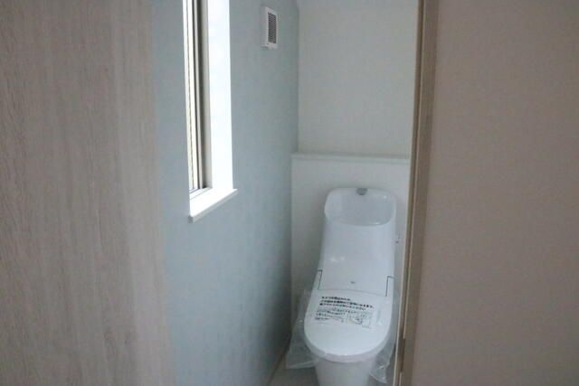 練馬区南田中1丁目 　中古戸建のトイレ|現地写真

現地ご見学希望・資料請求などお気軽にお問い合わせ下さい！
03-5990-5201