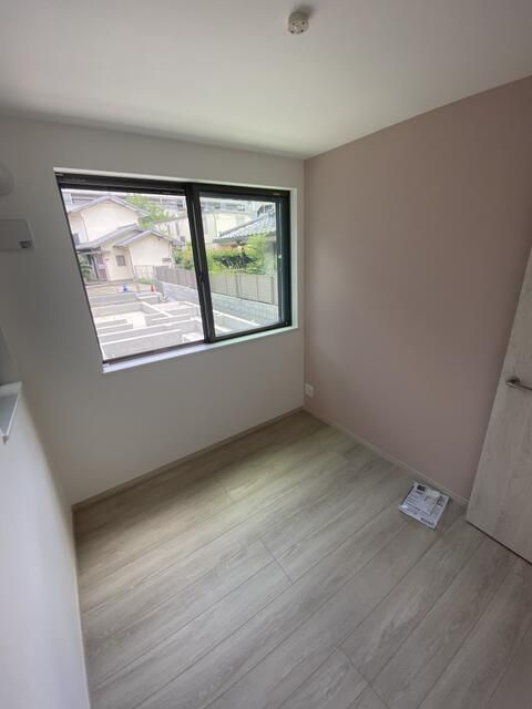 練馬区南田中1丁目 　中古戸建の洋室|現地写真

現地ご見学希望・資料請求などお気軽にお問い合わせ下さい！
03-5990-5201