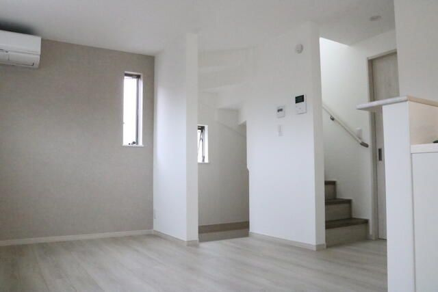 練馬区南田中1丁目 　中古戸建の居間・リビング|現地写真

現地ご見学希望・資料請求などお気軽にお問い合わせ下さい！
03-5990-5201