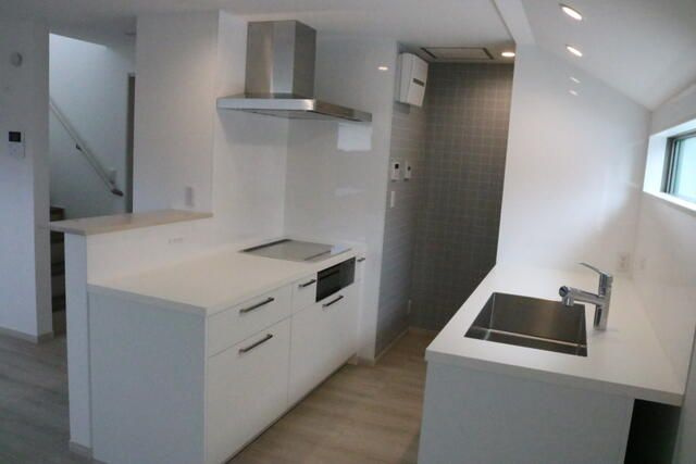 練馬区南田中1丁目 　中古戸建のキッチン|現地写真

現地ご見学希望・資料請求などお気軽にお問い合わせ下さい！
03-5990-5201