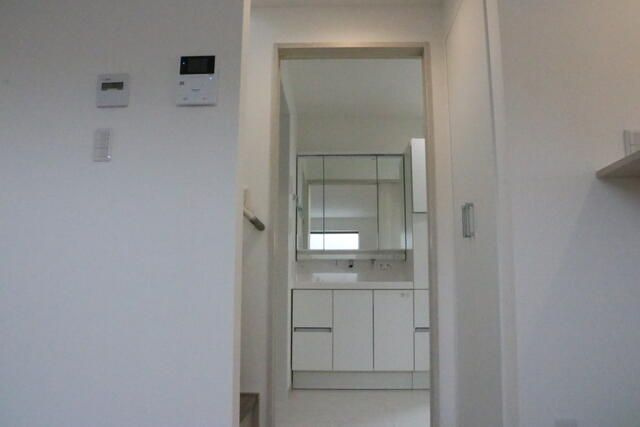 練馬区南田中1丁目 　中古戸建の独立洗面台|現地写真

現地ご見学希望・資料請求などお気軽にお問い合わせ下さい！
03-5990-5201