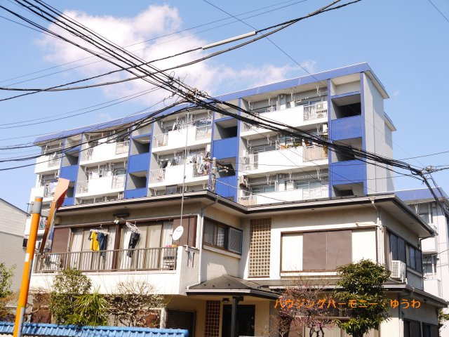 【外観】 | ときわ台ローヤルコーポ | 陽光浴びる外観がシンプルな外観をより際立たせ、人々の記憶に存在感を植え付けます。