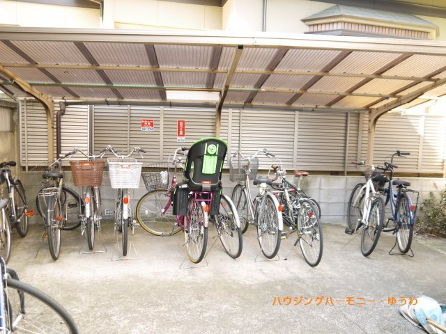 【駐輪場】 | ときわ台ローヤルコーポ | 屋根付きの駐輪場となっていますので、雨の日でも大切な自転車が濡れずに済みます。