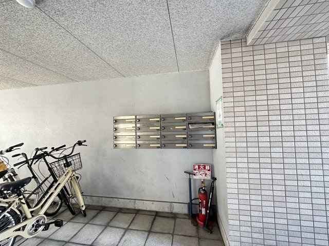 うめビルのエントランス