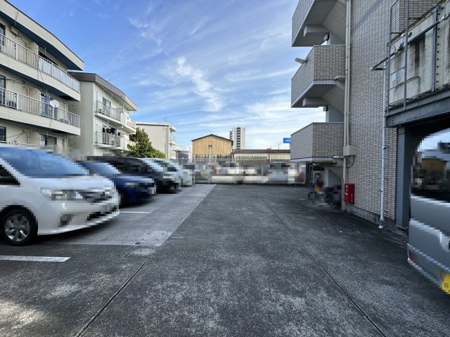 うめビルの駐車場