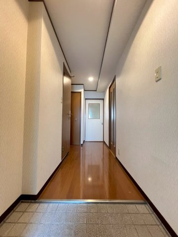 メイカビルの玄関