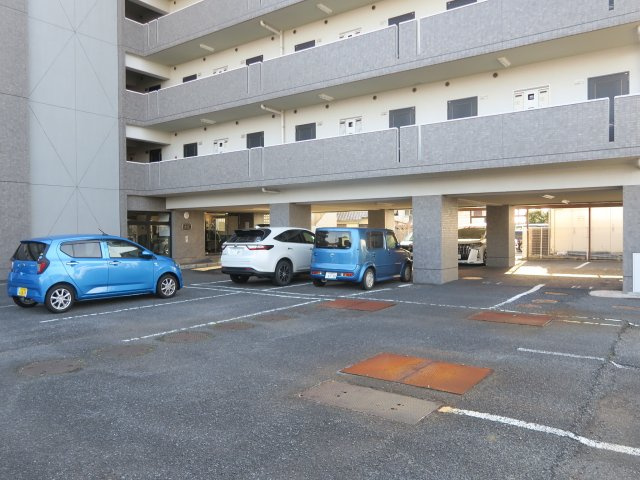 ガーデンヒルズ中山の駐車場