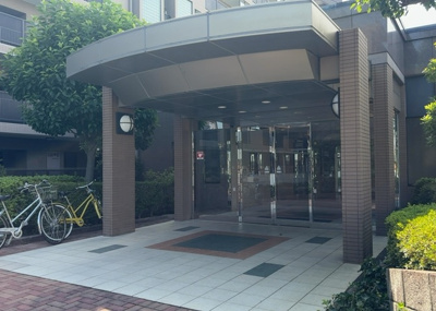 【エントランス】 | クリオ相模原伍番館 | マンションのエントランスには、もともと風よけや防犯の役割がありますが、マンションによって宅配ボックスなどの設備が備わっている所もあります。日々の生活をイメージしながら生活しやすさをチェックしましょう。