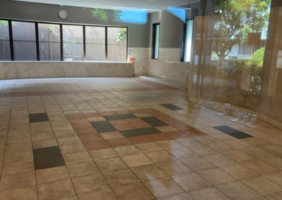 【ロビー】 | クリオ相模原伍番館 | ラウンジは、マンションの共用スペースに椅子やテーブルなどを配置した利用者が寛げる空間です。屋内型ラウンジと屋外型ラウンジがあります。共用部分の管理状況と合わせて、詳細については現地でご確認ください。