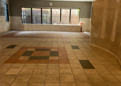 【ロビー】 | クリオ相模原伍番館 | ロビーというと、エントランスと何がちがうの？と思いますよね。実はロビーとエントランスには明確な決まりはありません。物件によっては、エントランスを入って広がるある程度の広さのある空間がロビーとなります。