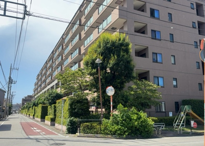 【外観】 | クリオ相模原伍番館 | 隣家の土地はどうなっているのか、生活利便施設が近くにあるのか、学校まで近いかなど、お客様のライフスタイルにあわせたイメージが重要です。また、近くにあると困る施設が近くにないかも確認するといいでしょう。