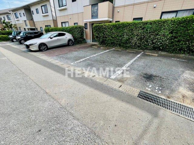 ディアス池田F棟の駐車場