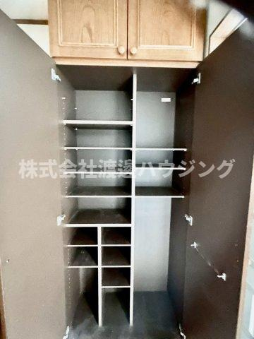 川面６丁目一戸建の収納|天井高シューズBOX